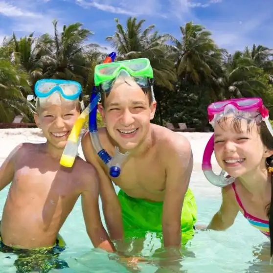 enfants jouant dans l'eau enfants jouant dans l'eau