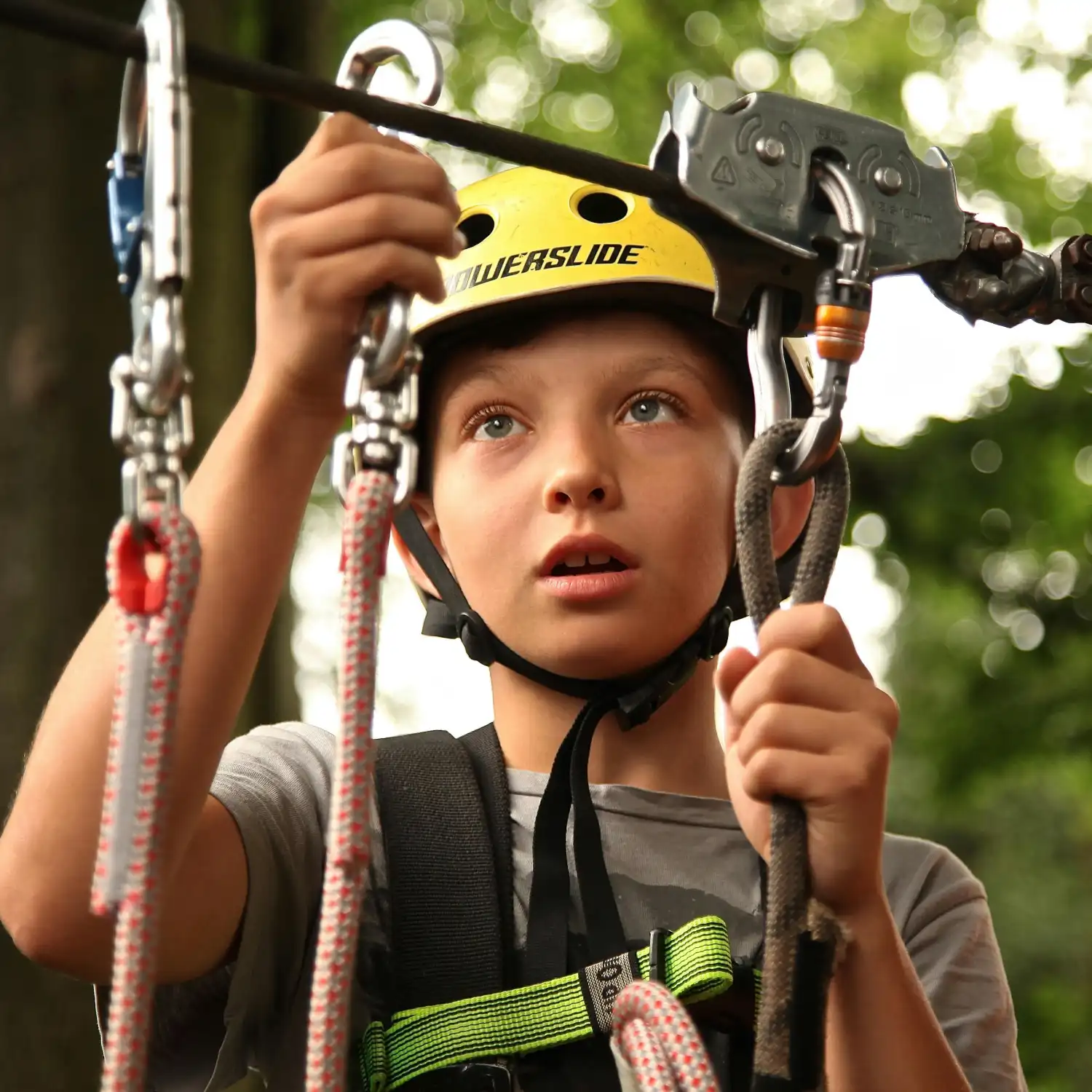 enfant sur une tyrolienne enfant sur une tyrolienne