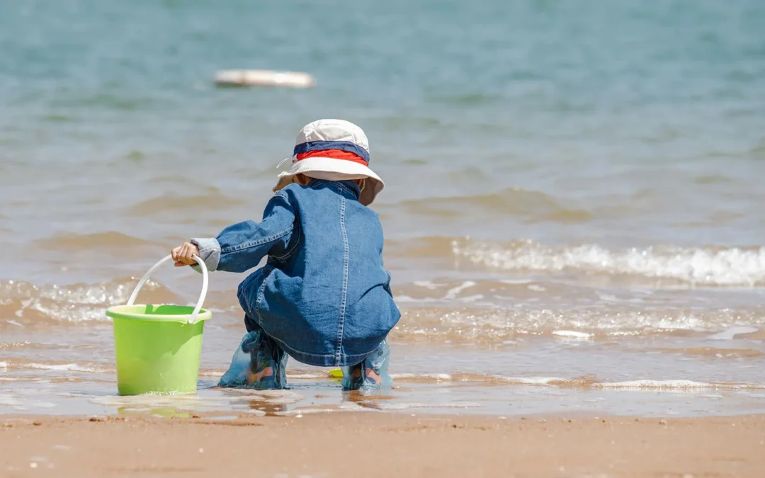 enfant jouant dans l'eau